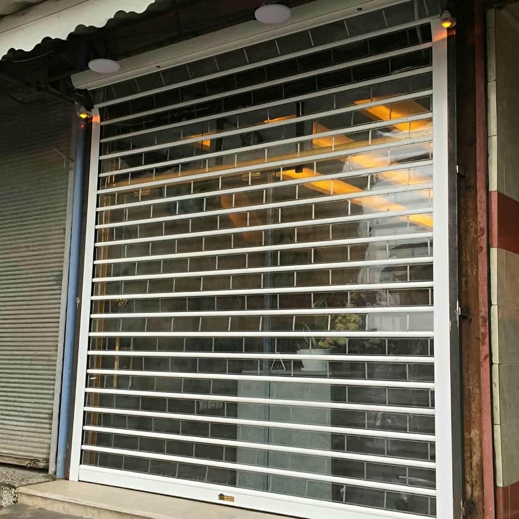 کرکره برقی فولادی خاکستری برای ورودی مغازه