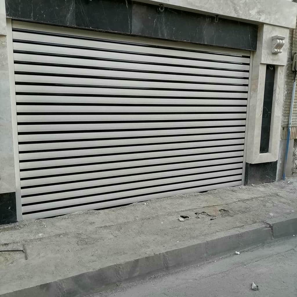 کرکره برقی قهوه ای هماهنگ با نمای ساختمان اراک
