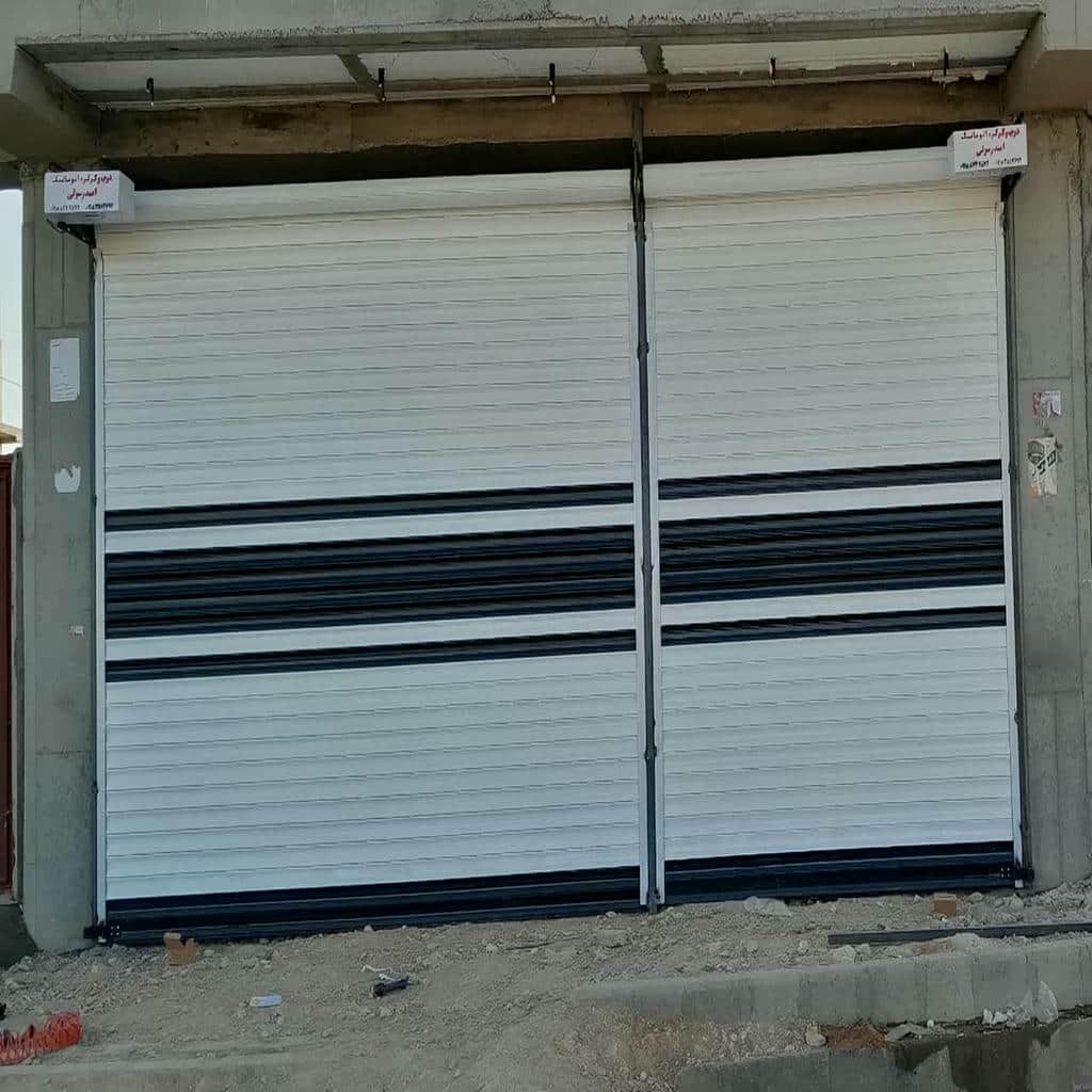 کرکره برقی ورودی ویلایی با رنگ قهوه ای کرکره برقی ورودی ویلایی با رنگ قهوه ای