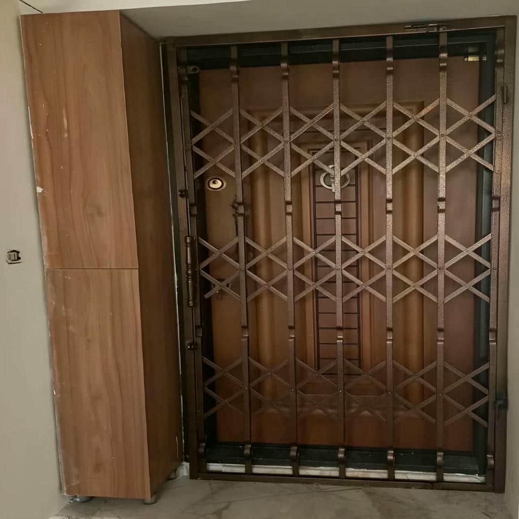 گارد آکاردئونی تیره در ورودی ساختمان سنندج