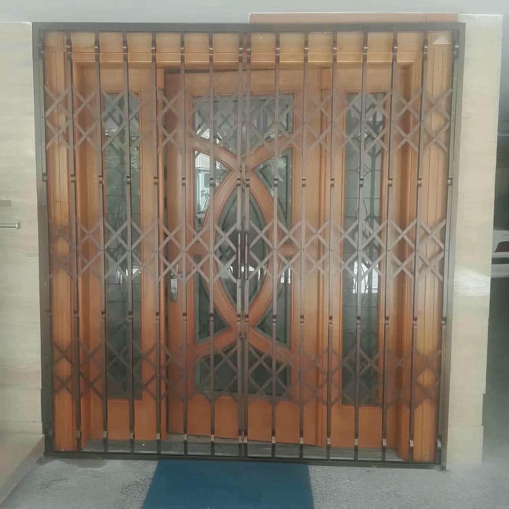 گارد آکاردئونی فلزی در ورودی ساختمان استان فارس گارد آکاردئونی فلزی در ورودی ساختمان استان فارس