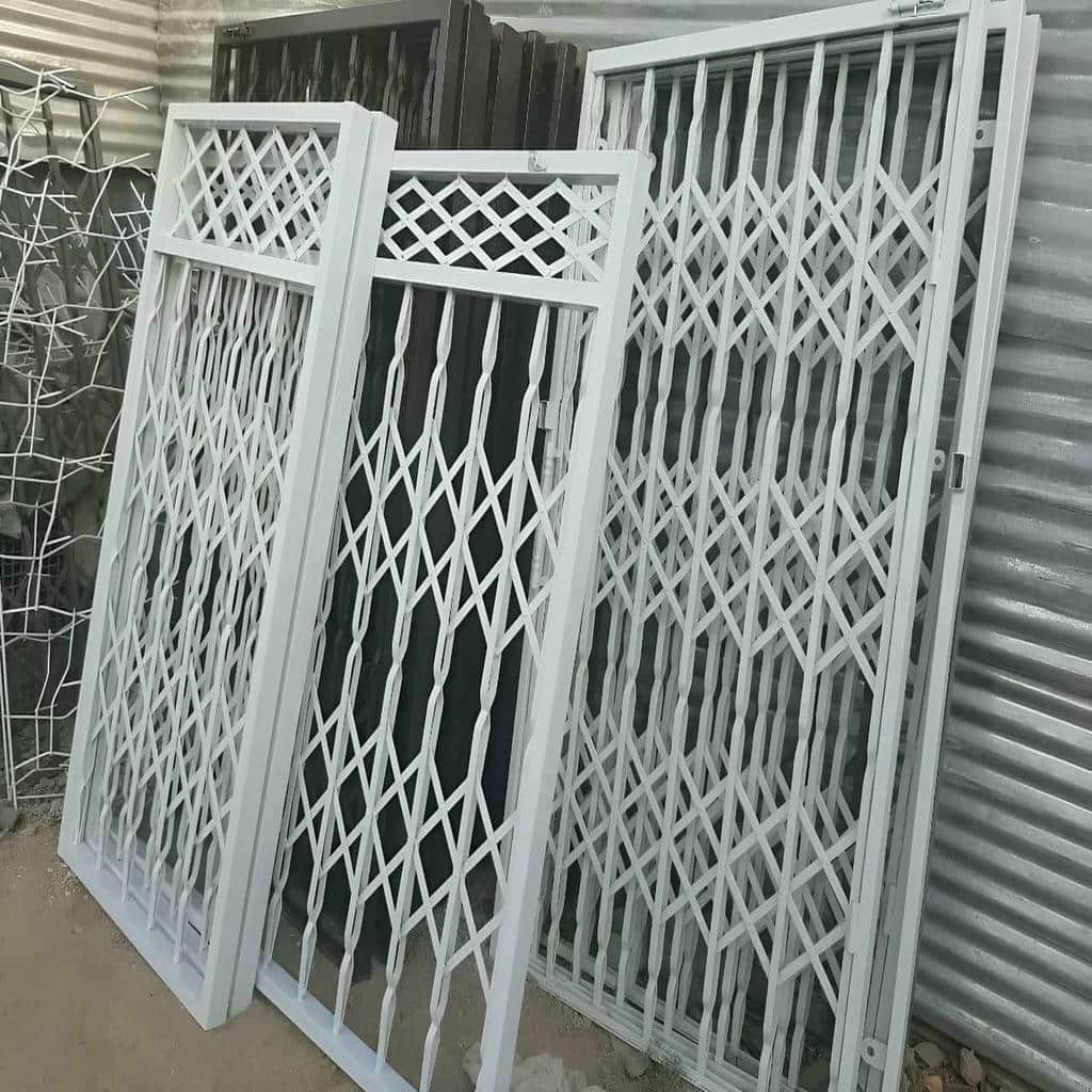 گارد آکاردئونی فلزی کنار چهارچوب قهوه‌ای