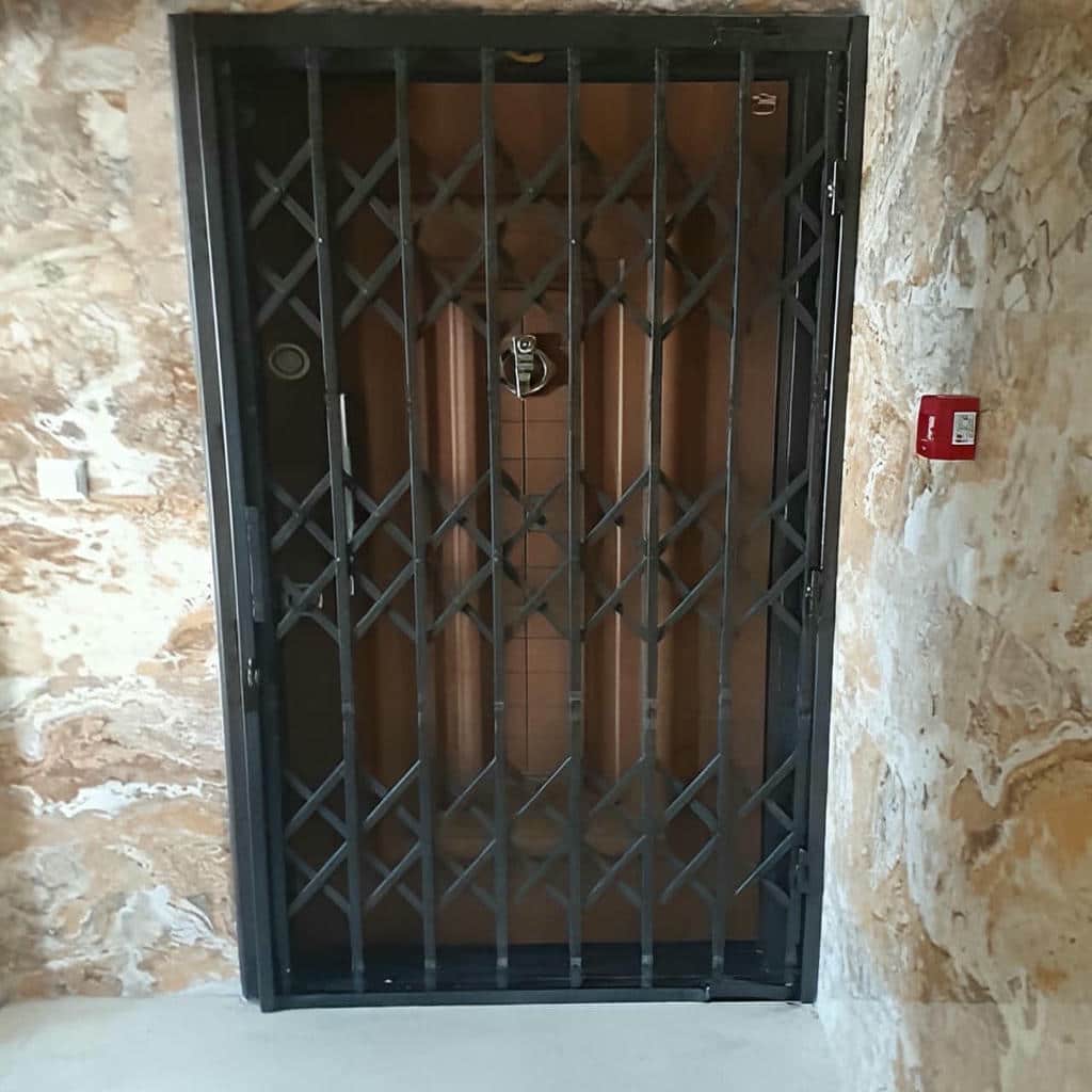 گارد آکاردئونی مشکی برای ورودی آپارتمان