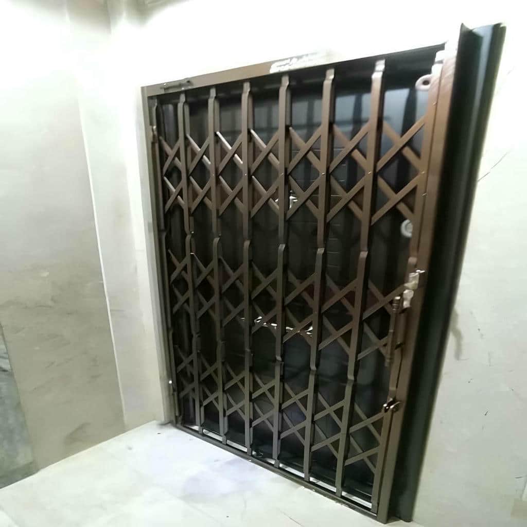 گارد آکاردئونی ورودی آپارتمان با پوشش تیره در استان اردبیل