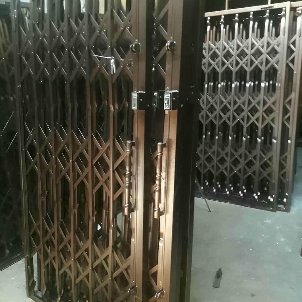 گارد درب ورودی با پوشش رنگ تیره گارد درب ورودی با پوشش رنگ تیره