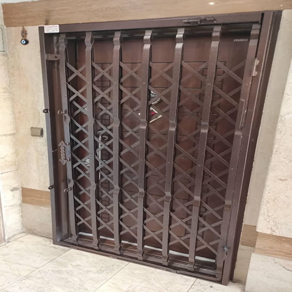 گارد درب ورودی در استان ایلام با ریل جمع شونده