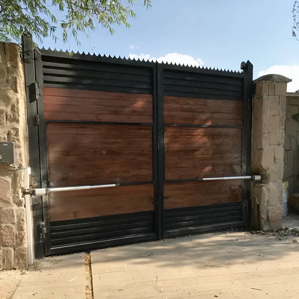 جک درب پارکینگ بازویی مشکی در استان کرمانشاه مرکز تخصصی فروش جک درب پارکینگ در استان کرمانشاه