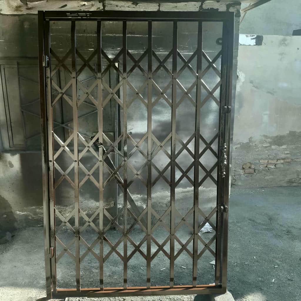 حفاظ درب آکاردئونی فلزی مشکی در زنجان مرکز تخصصی فروش حفاظ درب آکاردئونی در زنجان و حومه