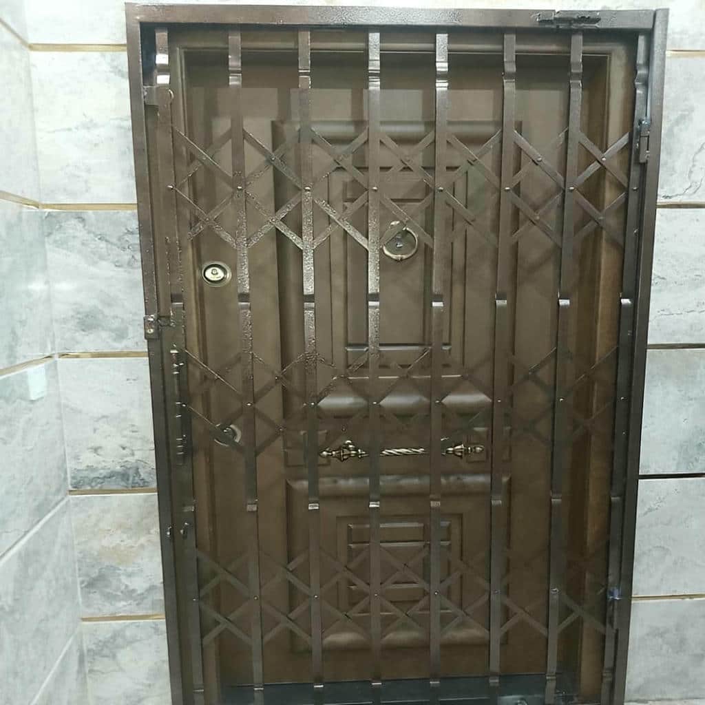 حفاظ درب آکاردئونی مشکی در استان گیلان فروش و سفارش حفاظ درب آکاردئونی در استان گیلان