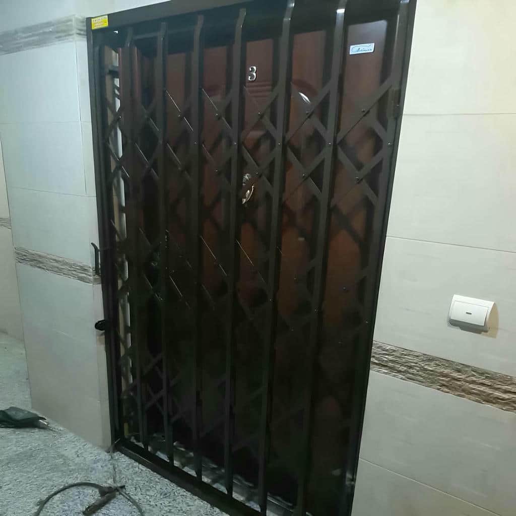 حفاظ درب آکاردئونی مشکی در ورودی استان کردستان مرکز تخصصی فروش حفاظ درب آکاردئونی در استان کردستان