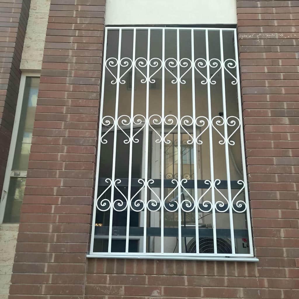 حفاظ پنجره آهنی مشکی در اراک مرکز فروش و سفارش حفاظ پنجره در اراک و حومه