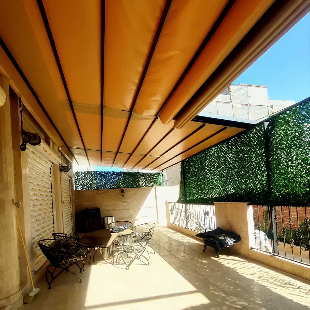 سایبان برقی بازویی کرم در بندرعباس برای تراس مرکز فروش و اجرای سایبان برقی در بندرعباس و حومه