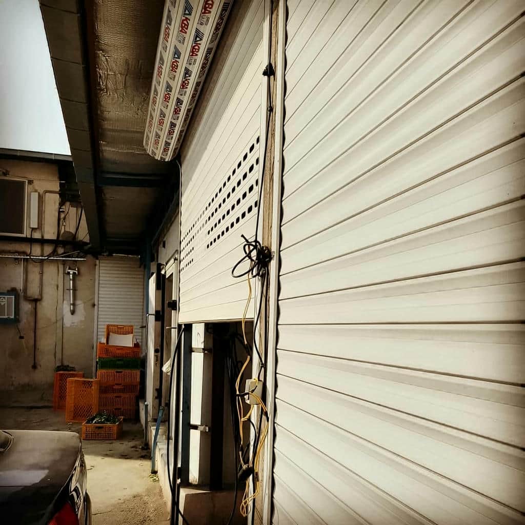 کرکره برقی آلومینیومی خاکستری برای مغازه در کرمان مرکز فروش و سفارش کرکره برقی در کرمان و حومه